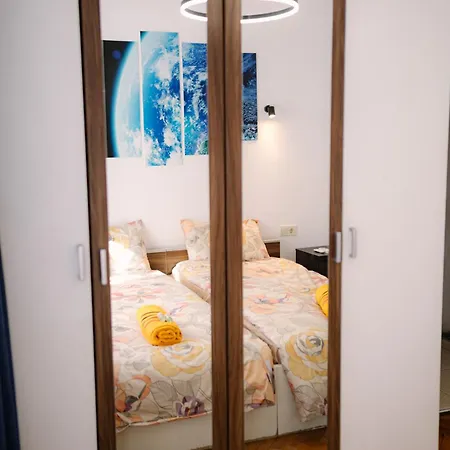 Apartment 7 Seconds Away From The Main Street, Free Parking
